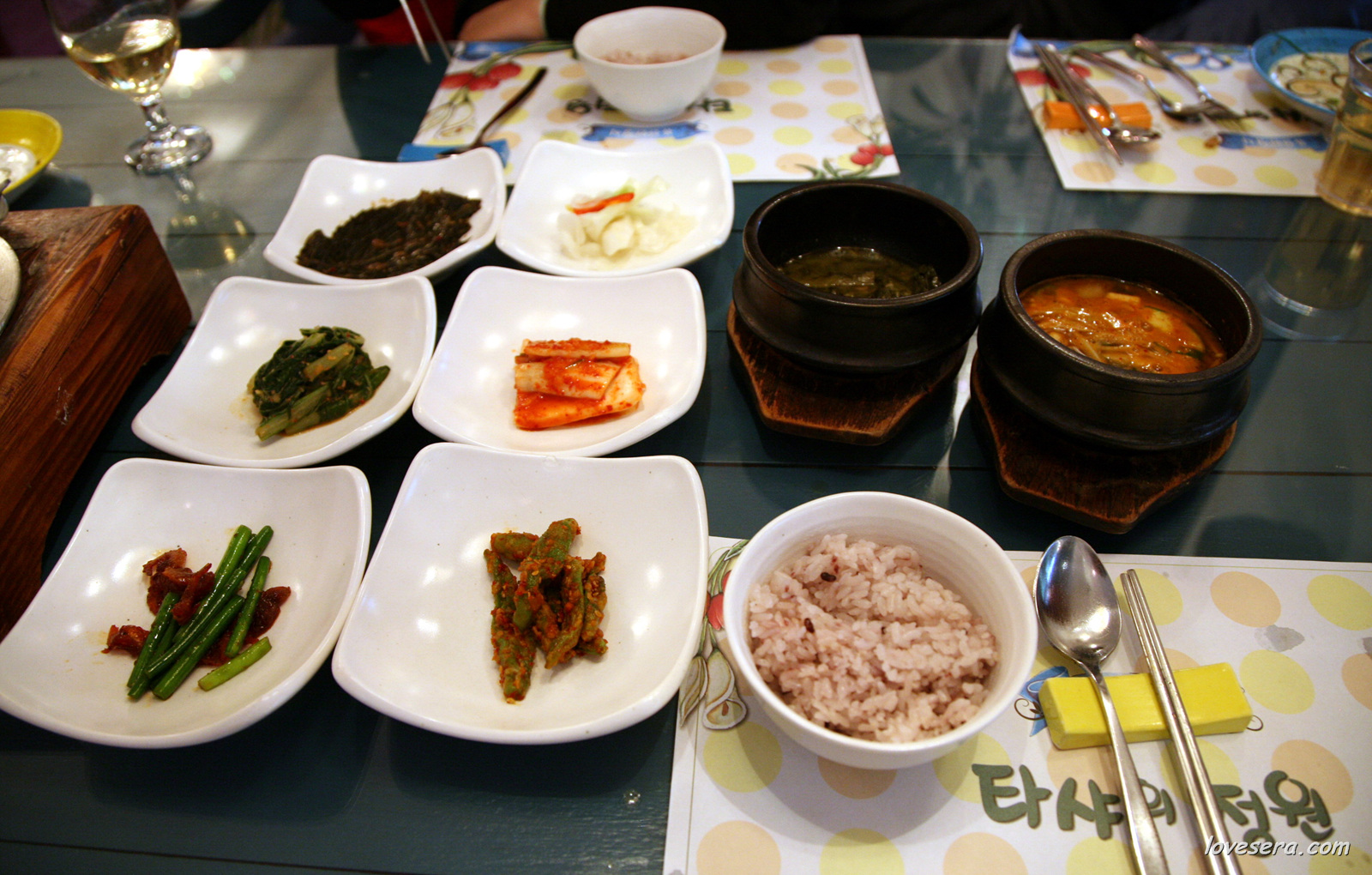 밥과 반찬, 찌개가 함께 놓인 한-베 가족 저녁 밥상